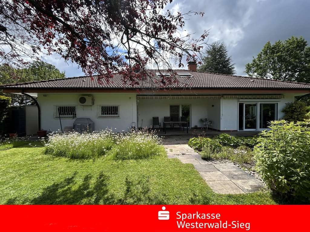 Immobilie in Weyerbusch - Ein Traumhaus zum Verlieben in bester Lage von Weyerbusch, Schwimmteich, Sauna, PV-Anlage - Bild 1