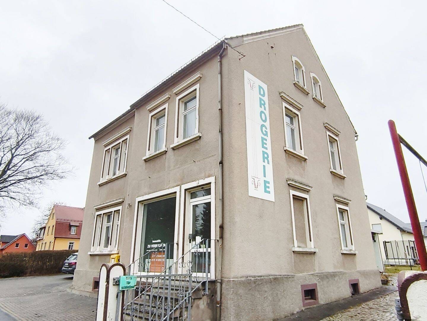 Immobilie in Großharthau - Zweifamilienhaus mit großem Baugrundstück, Nebengelass, auch für Gewerbe, zentral in Großharthau - Bild 1