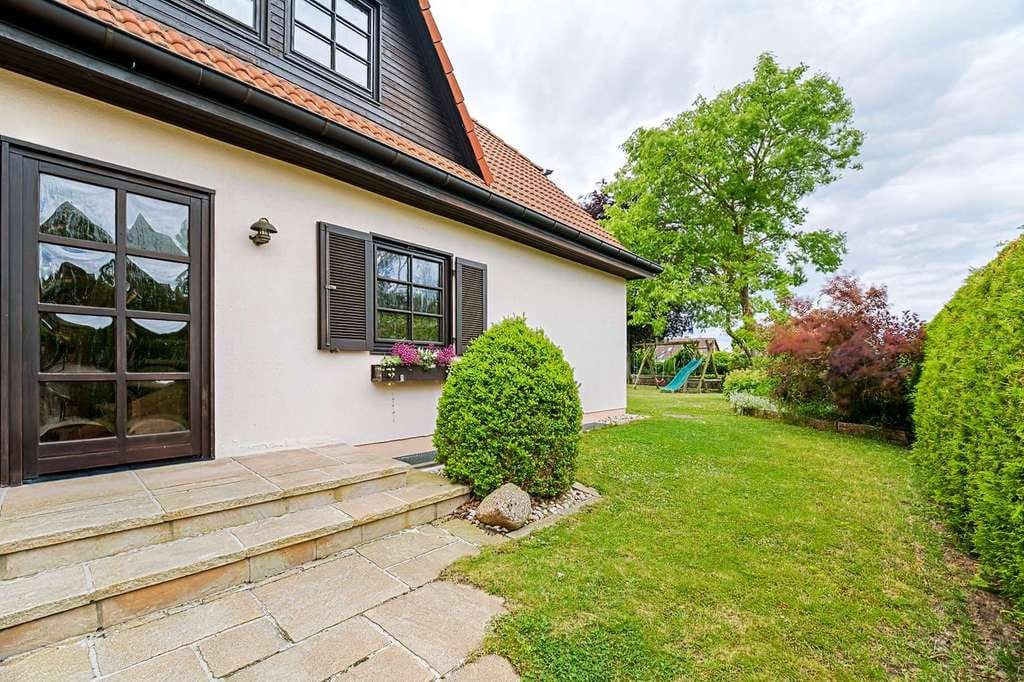 Immobilie in Altlandsberg - Exclusives Einfamilienhaus in begehrter Grünlage, Keller, Kamin, Sauna und Traumgarten - Bild 1