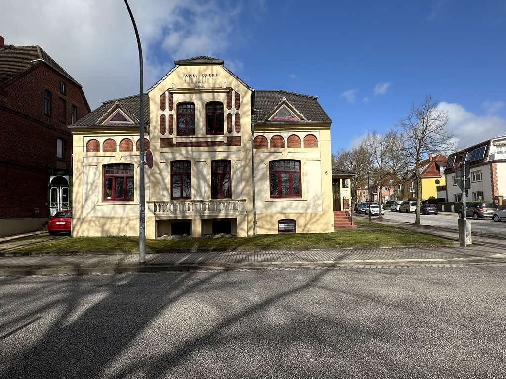 Immobilie in Grevesmühlen - Stadtvilla (1911) mit 3 Wohneinheiten, Autostellplätzen u. Sitzgelegenheiten, 2008 kernsaniert !! - Bild 0