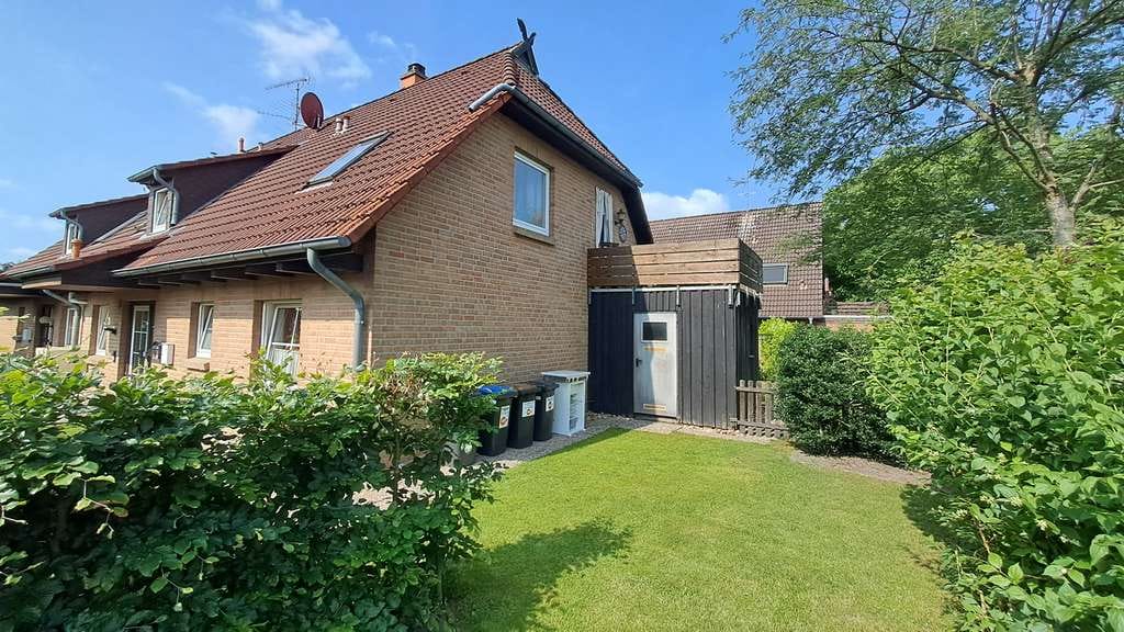 Immobilie in Winsen (Aller) - Vermietete Doppelhaushälfte mit 2 Wohnungen, inkl. Doppelgarage, Winsen (Aller) Dorfkern - Bild 0