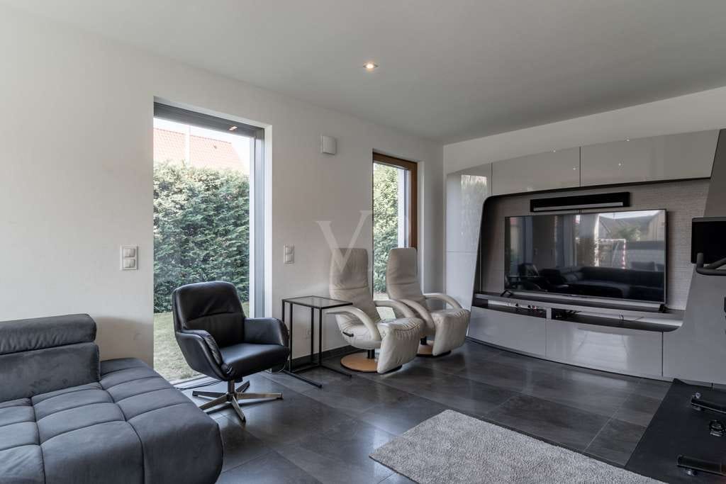 Immobilie in Freisbach - Moderne Architektur trifft Energieeffizienz in attraktivem Wohnumfeld - Bild 2