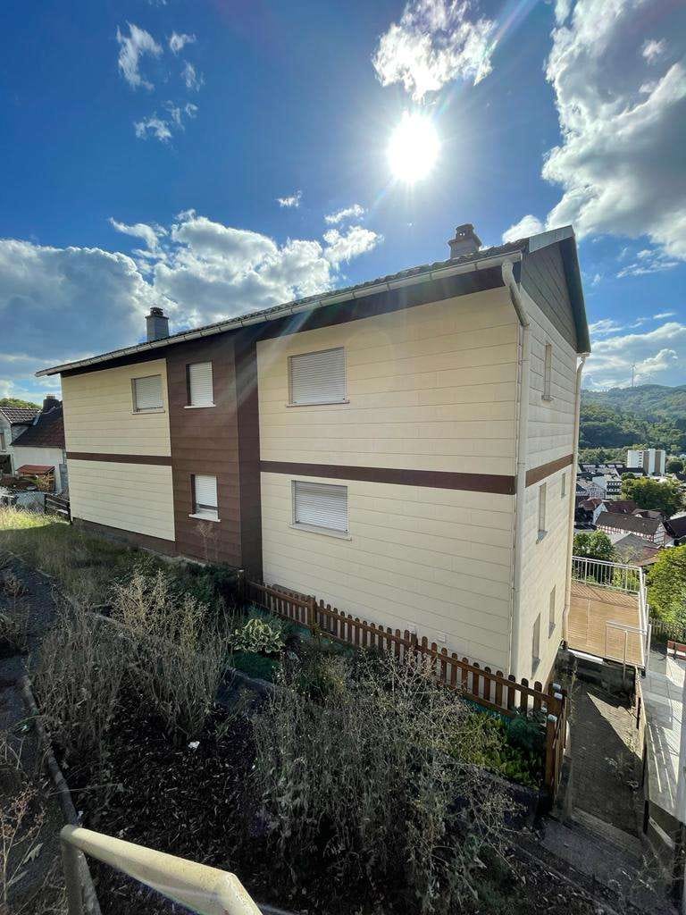 Immobilie in Biedenkopf - Kapitalanlage - voll vermietet - Wohnhaus mit viel Platz, tollem Blick, Terrasse, Garten und Garagen - Bild 1