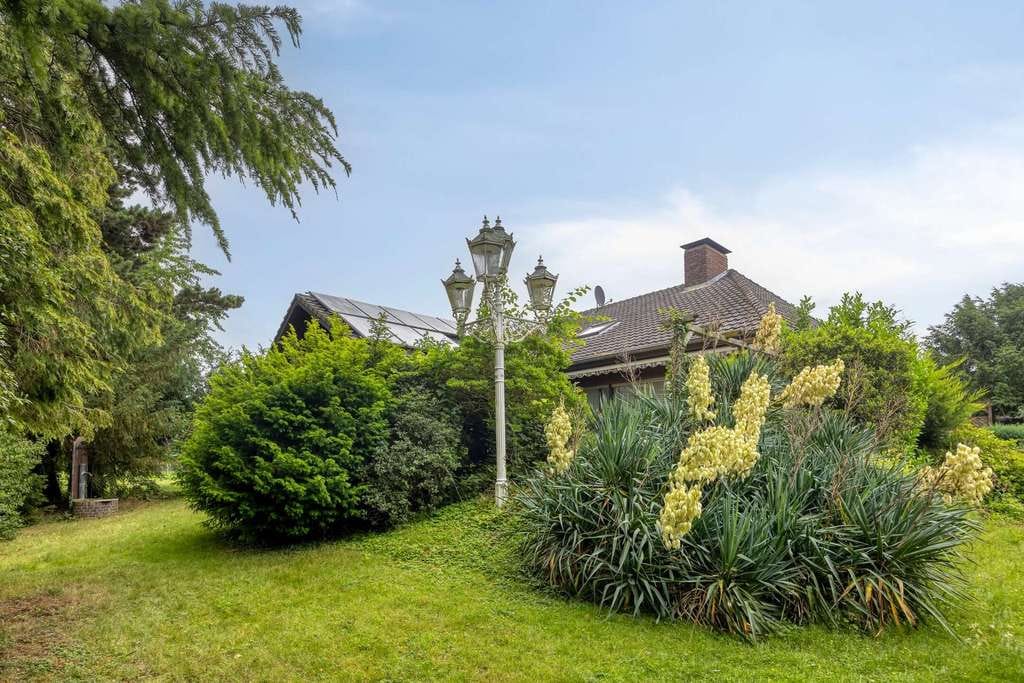 Immobilie in Rees - Großzügiges Einfamilienhaus in Toplage von Rees‑Millingen – Wohnen und Arbeiten unter einem Dach - Bild 1