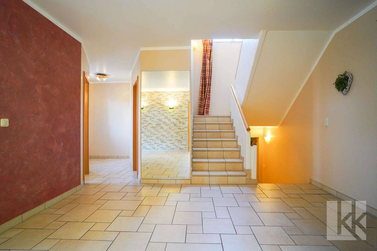 Immobilie in Neuhaus - Wohnen am Waldrand: Einfamilienhaus in Neuhaus mit Pool und mediterranem Flair - Bild 2