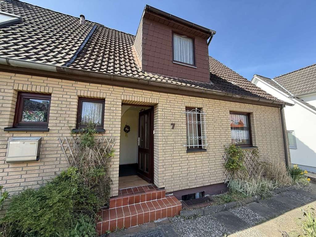Immobilie in Eckernförde - Charmante Doppelhaushälfte mit großem Garten – ideal für Handwerker mit Vision - Bild 2