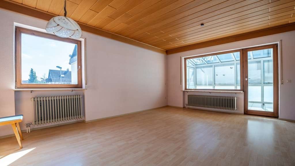 Immobilie in Mühlhausen-Ehingen - Ein- oder Zweifamilienhaus mit großem Grundstück & sonnigem Wintergarten - Bild 3
