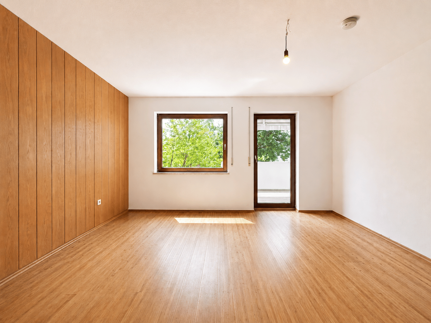 Immobilie in Zirndorf - Urbanes Wohnen mit Blick ins Grüne: Helle 3- bis 5-Zi.-Whg. mit  Süd-West-Balkon und 2 Garagen - Bild 1