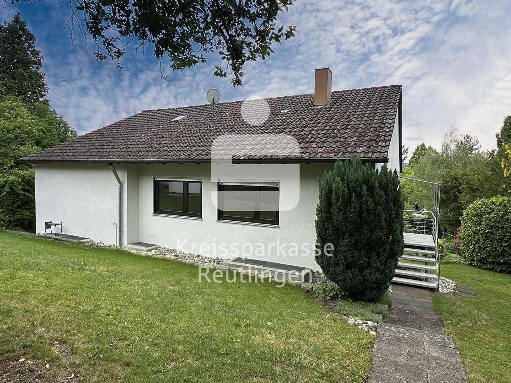 Immobilie in Eningen unter Achalm - 4-Zimmerwohnung mit eigenem Eingang, Gartenanteil & Garage - Bild 0