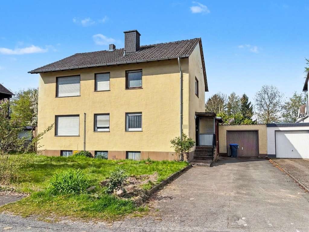 Immobilie in Lage - Erbpacht: Geräumiges Zweifamilienhaus mit Potenzial auf Erbpachtgrundstück in Lage - Bild 0