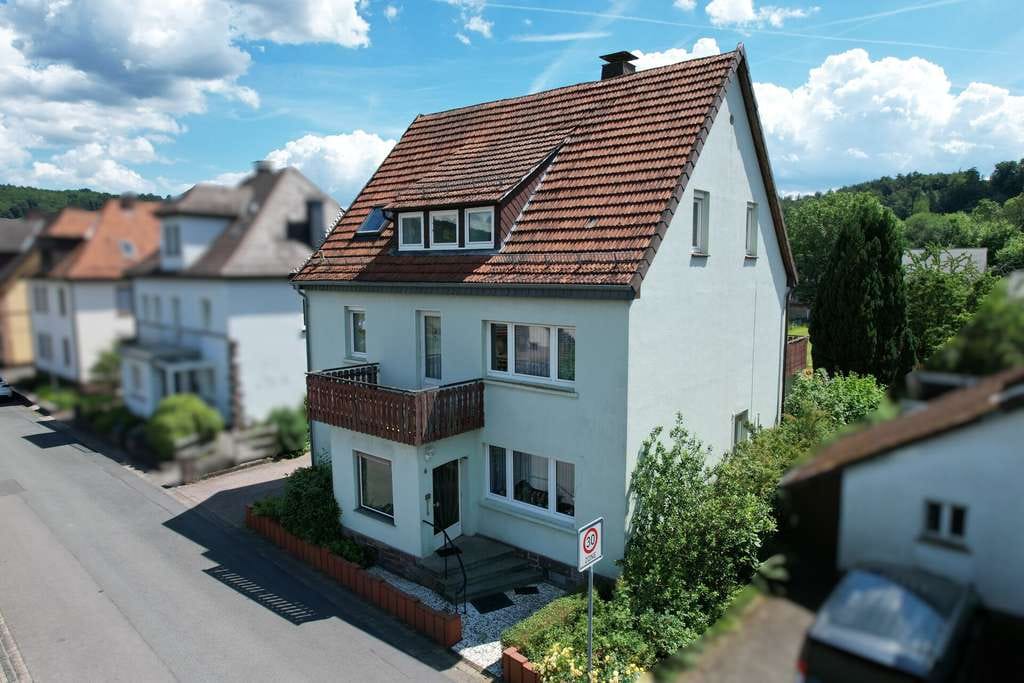 Immobilie in Beverungen - Mehrgenerationenhaus mit großem Süd-Garten und Garage in Beverungen-Wehrden - Bild 1
