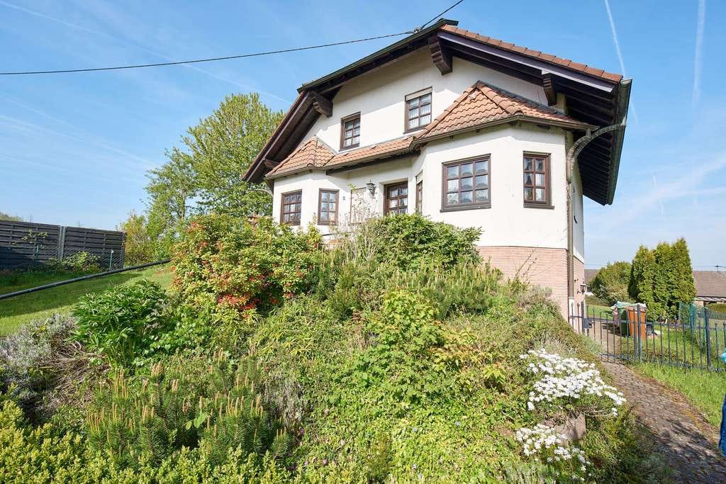 Immobilie in Niederwambach - Landhaus mit großzügigem Grundstück und Garagen in Niederwambach-Seyen - Bild 3