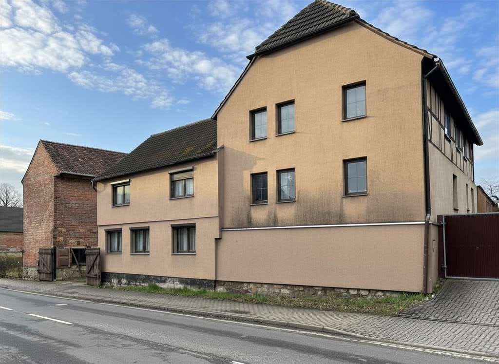 Immobilie in Völpke - Viel Platz: Interessantes Zweifamilienhaus mit großem Garten in Badeleben - Bild 0