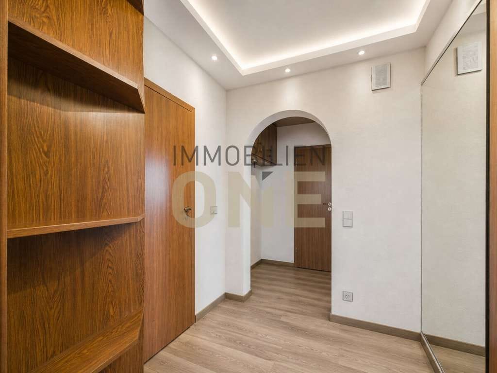 Immobilie in Barbing - Sanierungsbedürftige 4,5-Zimmer-Wohnung mit Südbalkon, Einzelgarage und Weitblick - Bild 2
