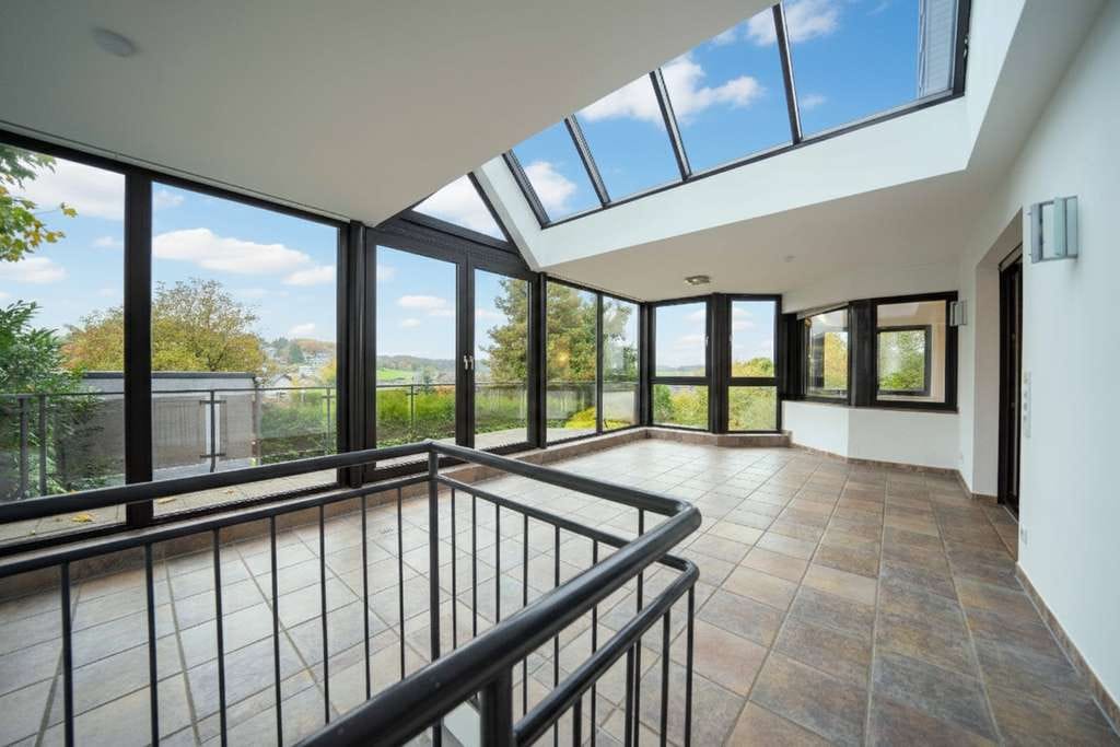 Immobilie in Lindlar - Wohnidyll im Grünen: 2 Einheiten & Garagen, großer Garten & Panorama-Wintergarten! 241 m² Wohnfläche - Bild 2