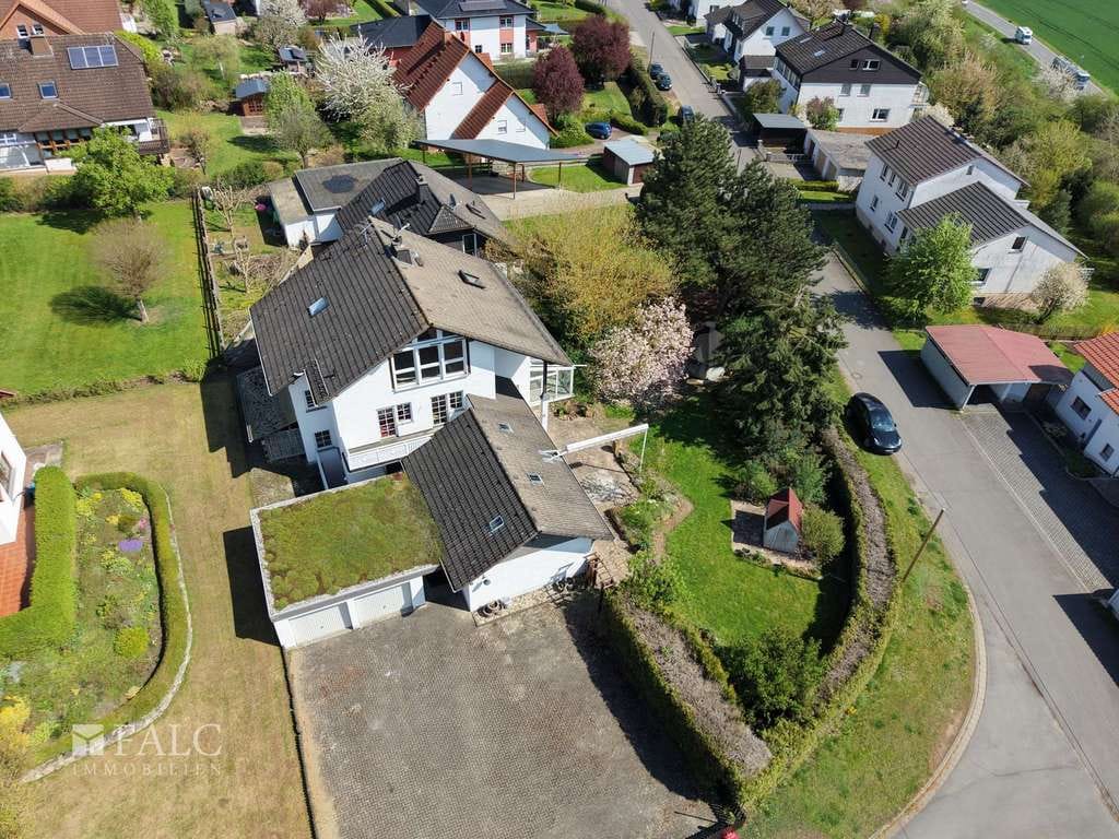 Immobilie in Edertal - +++Großes Einfamilienhaus mit Option für Vermietung, Praxis- oder Büroräume und schönem Garten+++ - Bild 2