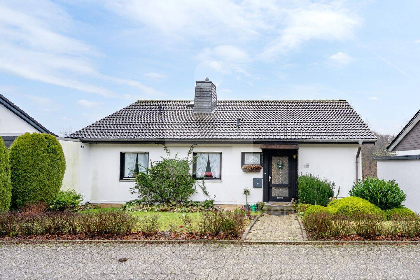 Immobilie in Hückeswagen - Gepflegtes Einfamilienhaus mit Einliegerwohnung in attraktiver Lage von Hückeswagen! - Bild 1