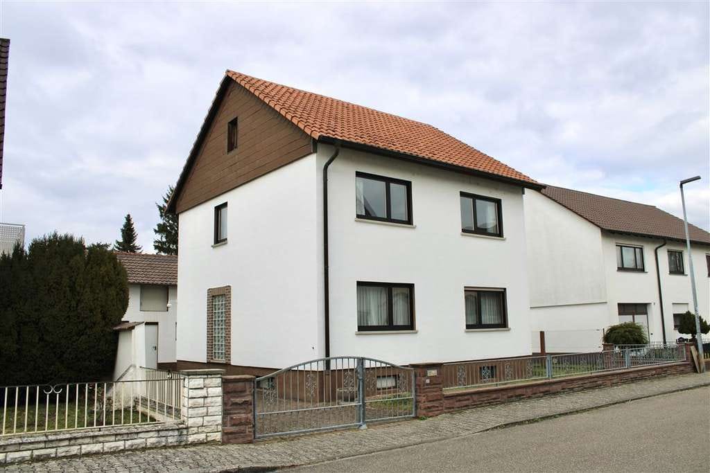 Immobilie in Neulußheim - Großzügiges Zweifamilienhaus in Toplage – freistehend mit weitläufigem Garten - Bild 1