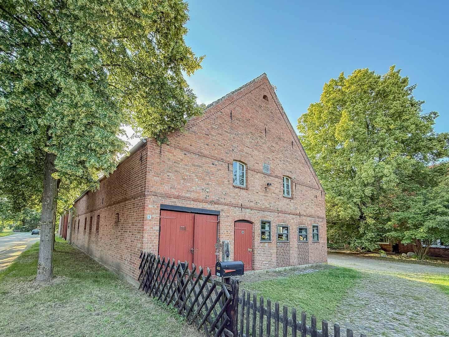 Immobilie in Trebel - Außergewöhnliche Hofstelle mit Wohnhaus, Scheune, Stallungen und großem Grundstück im Wendland - Bild 2