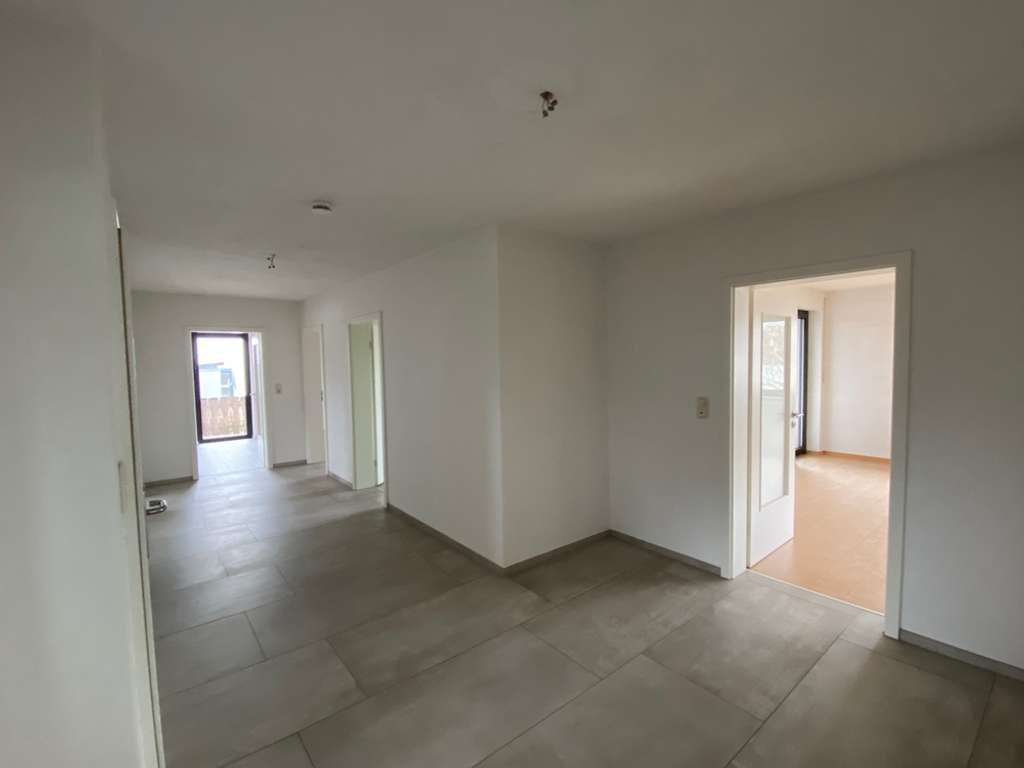Immobilie in Burgau - Sonnige Wohnung mit 4,5 Zimmer, Schreinerküche & Stellplätzen I Ideal für Anleger & Eigennutzer - Bild 4