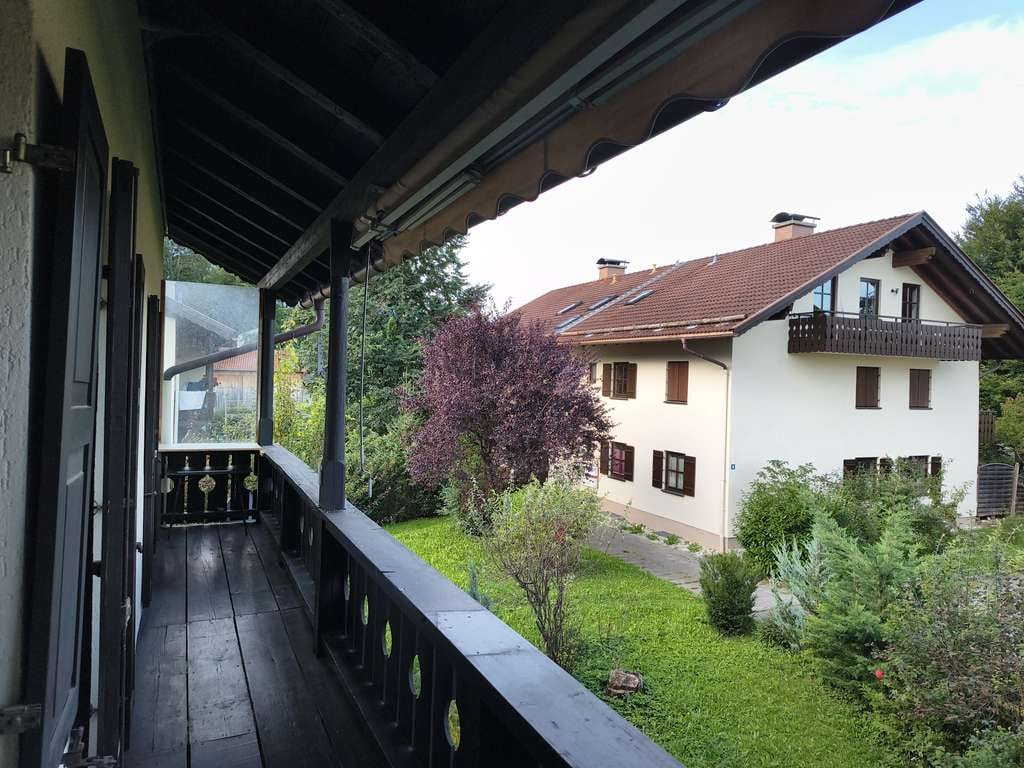 Immobilie in Eschenlohe - Charmante 2-Zi Wohnung im 1. OG mit Tageslichtbad - Bild 0