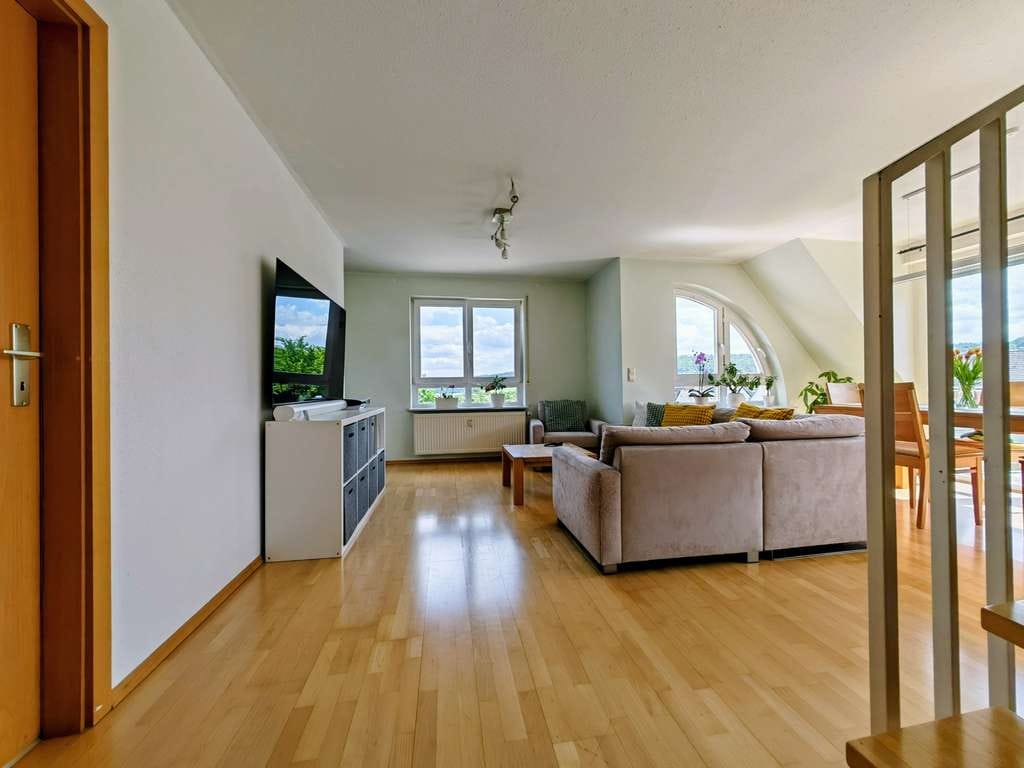 Immobilie in Simmozheim - Lichtdurchflutete 3,5 Zimmer Maisonette-Wohnung in Simmozheim – zentral, ruhig und sonnig - Bild 2