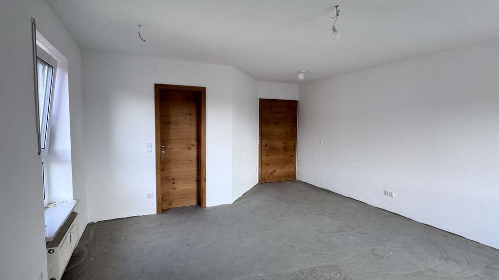 Immobilie in Tittmoning - Dachgeschoss-Wohnung in Tittmoning: Drei Zimmer mit Balkon - Bild 0