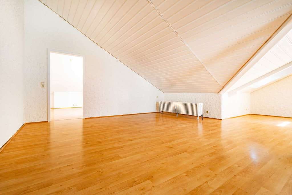 Immobilie in Bad Krozingen - Charmante 3,5-Zi.- Dachgeschosswohnung mit großer Dachterrasse & Flussblick in Bad Krozingen-Hausen - Bild 1