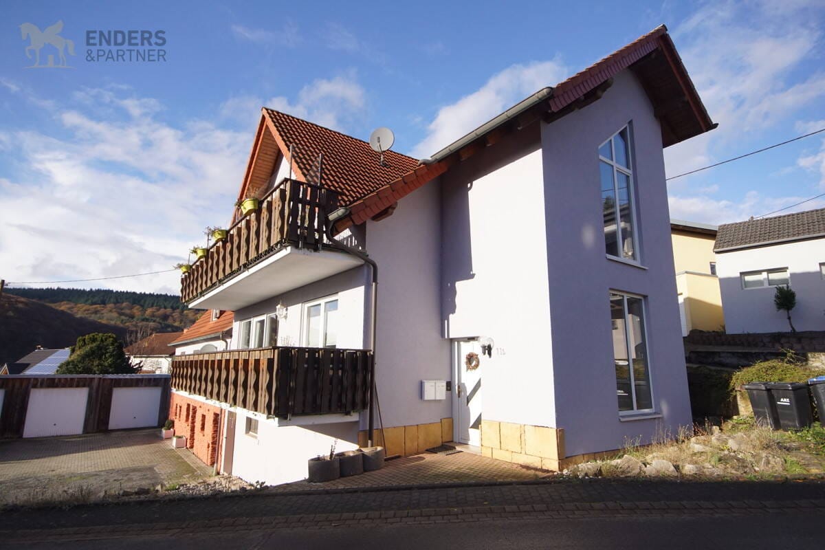 Immobilie in Flußbach - Gepflegtes 3-Familienhaus mit Garagen, Garten und hervorragenden Mieteinnahmen - Bild 1