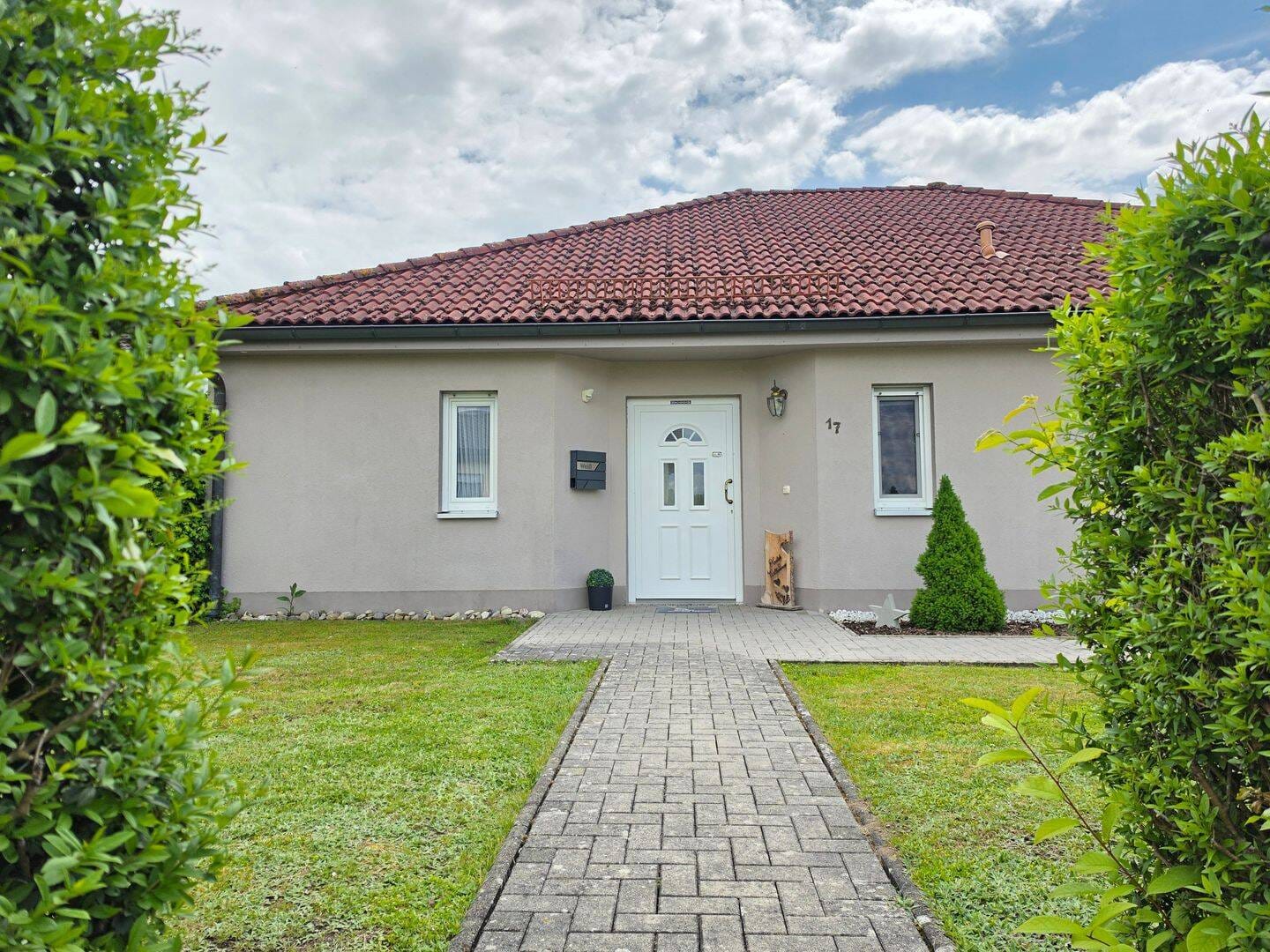 Immobilie in Stockheim - Energieeffizienzklasse: A+! Moderner Bungalow, Bj. 2002, mit PV-Anlage! Minimale Heizkosten! - Bild 3