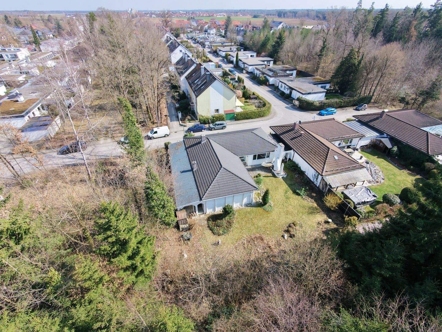 Immobilie in Putzbrunn - Bungalow mit traumhaftem Garten in Waldrandlage – Putzbrunn/Waldkolonie - Bild 1