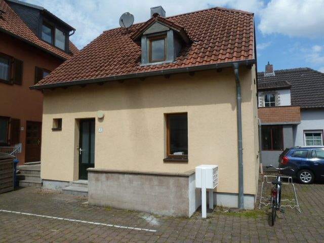 Immobilie in Bergtheim - Kleines Haus, 3 Zimmer, Wfl. 85 qm, Stellplatz, Bad m. Wanne, Heizung mit Solarthermie 2021 neu - Bild 0