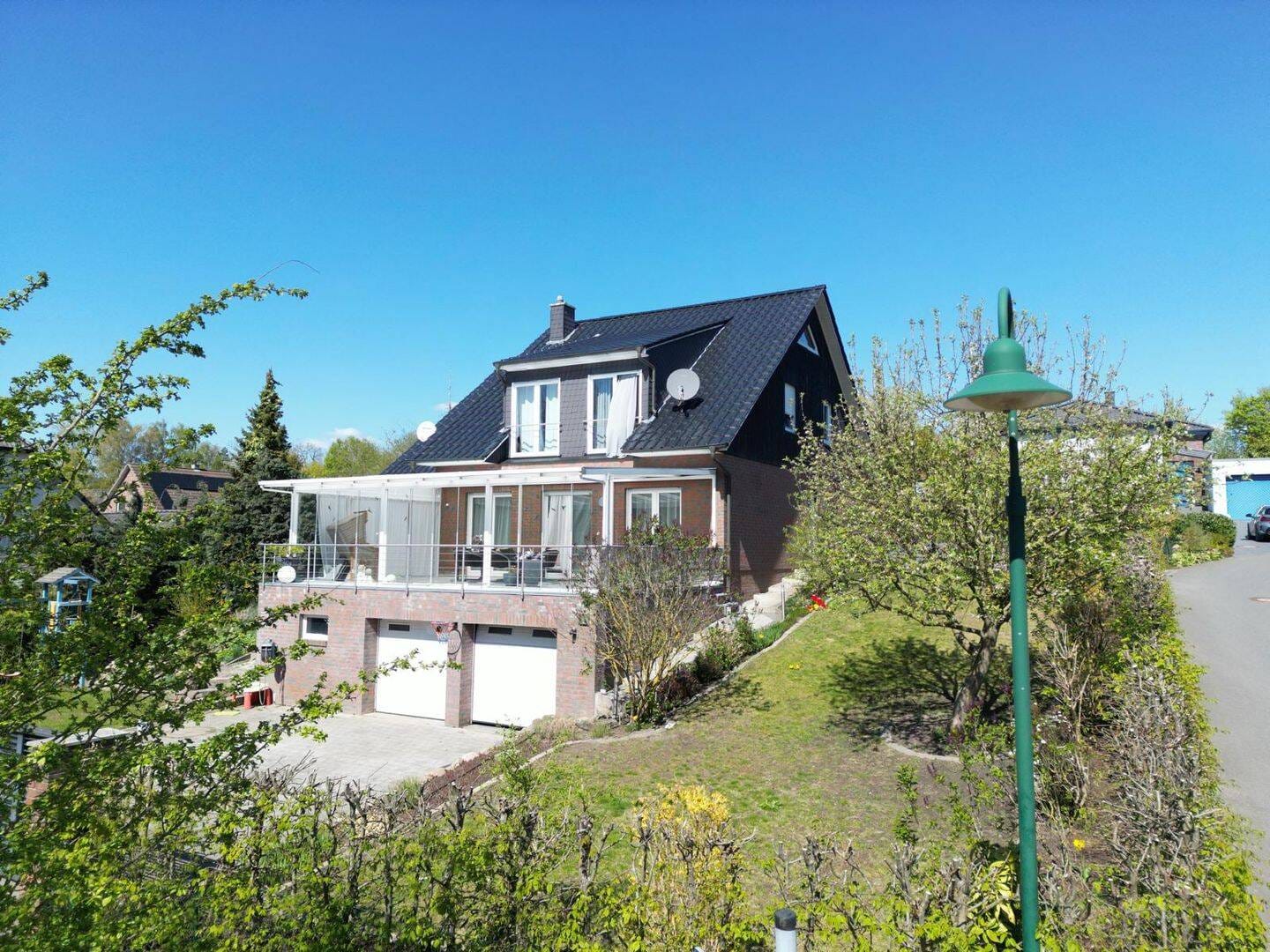 Immobilie in Neetze - Zweifamilienhaus mit Doppelhauscharakter – 294 m² Wohnfläche – 1.068 m² Eigentumsgrundstück in 21398 Neetze - Bild 1