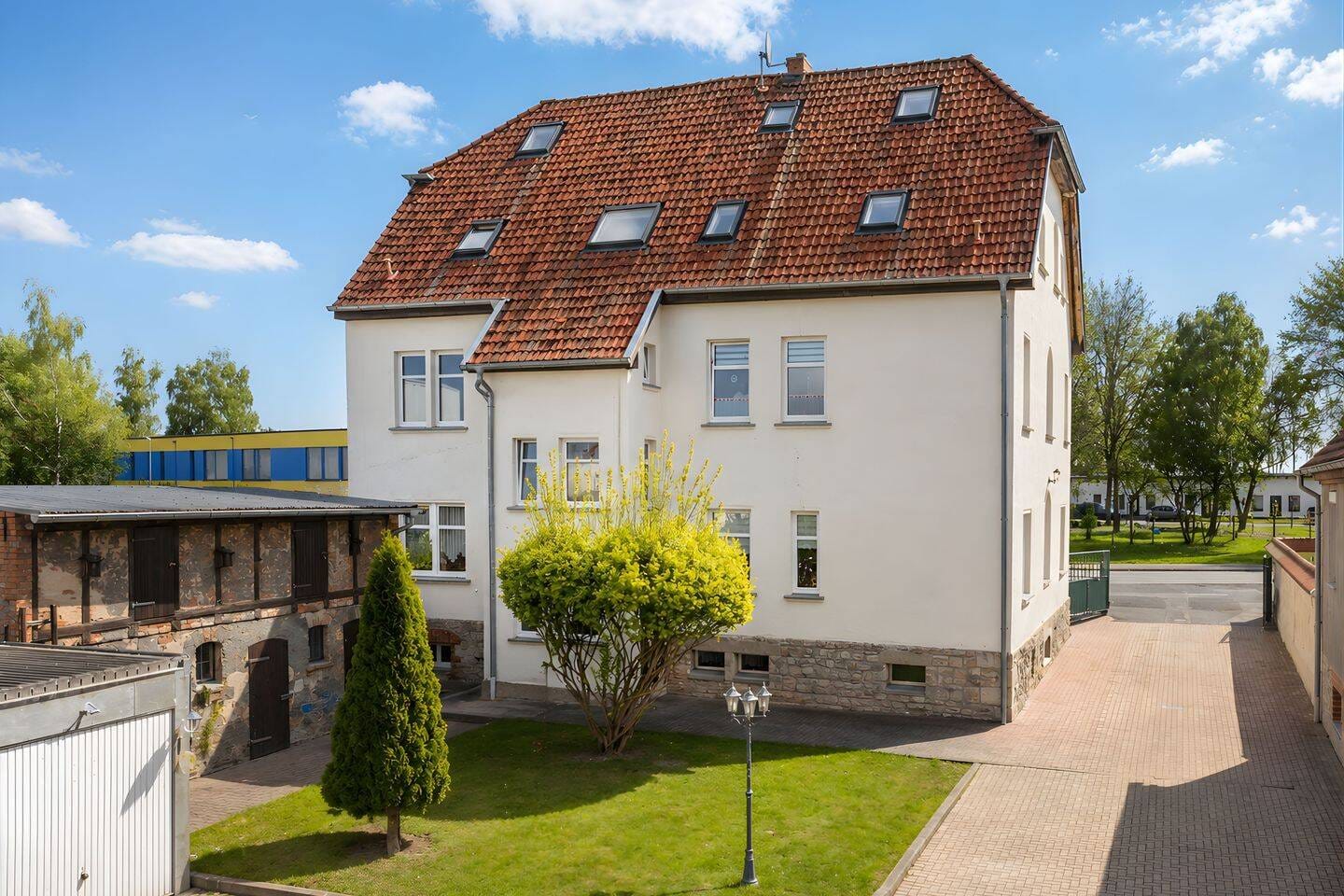 Immobilie in Hedersleben - Attraktives Mehrfamilienhaus mit 6 Wohneinheiten und großem Grundstück in Hedersleben - Bild 1