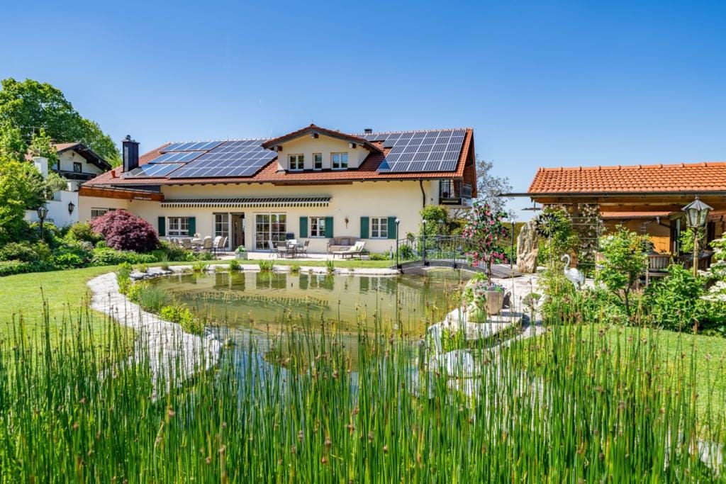 Immobilie in Samerberg - Klassische Eleganz: Großzügige Residenz mit Schwimmbad und Panoramablick - Bild 0