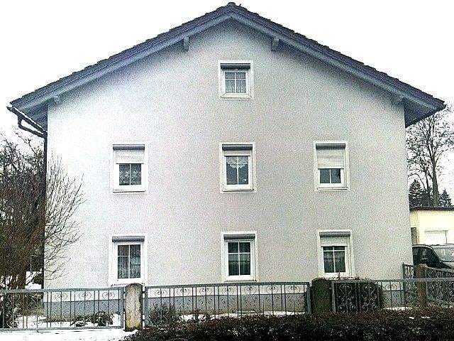 Immobilie in Wallersdorf - Zweifamilienhaus mit Potential direkt in Wallersdorf  - Bild 1