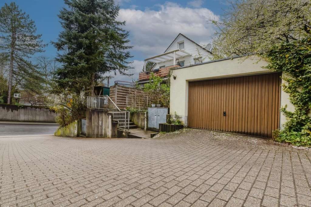 Immobilie in Schwelm - Attraktives Mehrfamilienhaus mit Garagen und Garten! - Bild 1