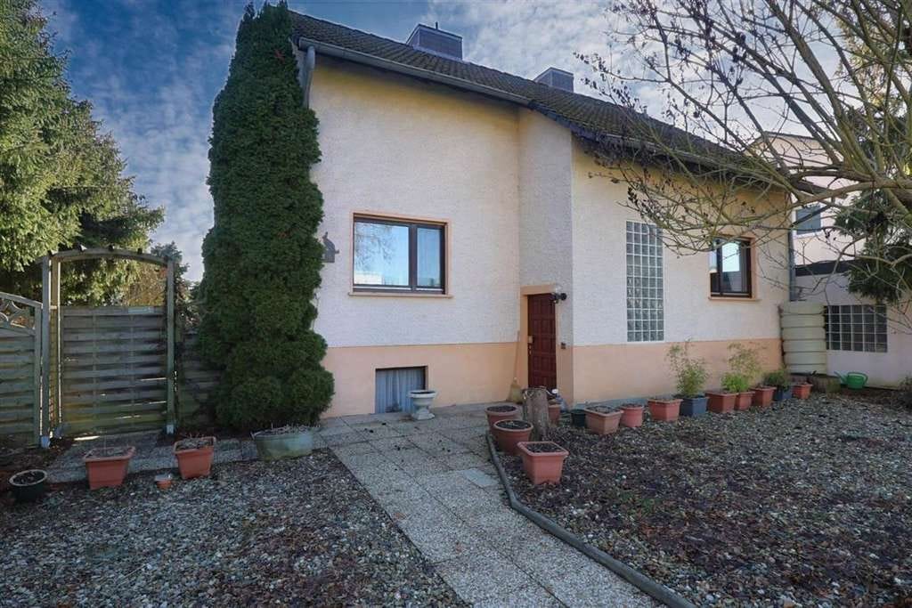 Immobilie in Meinhard - Viel Platz für die Familie im Haus und im Garten: Einfamilienhaus mit großer Garage - Bild 2