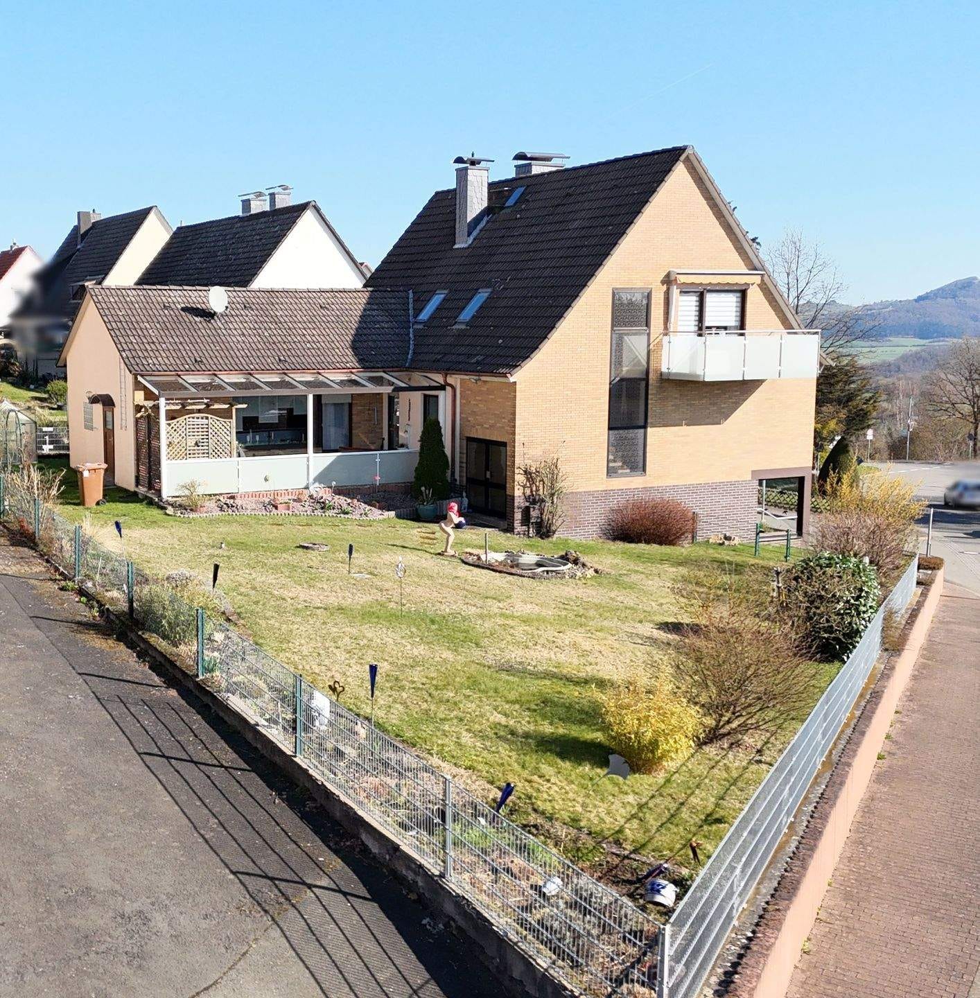 Immobilie in Zierenberg - Gepflegtes 1-2 Fam. Haus, neuwertige Heizung, div. Renovierungen, Garten, Doppel-Garage, Terrasse, Balkon, HESSENGELD - Bild 3