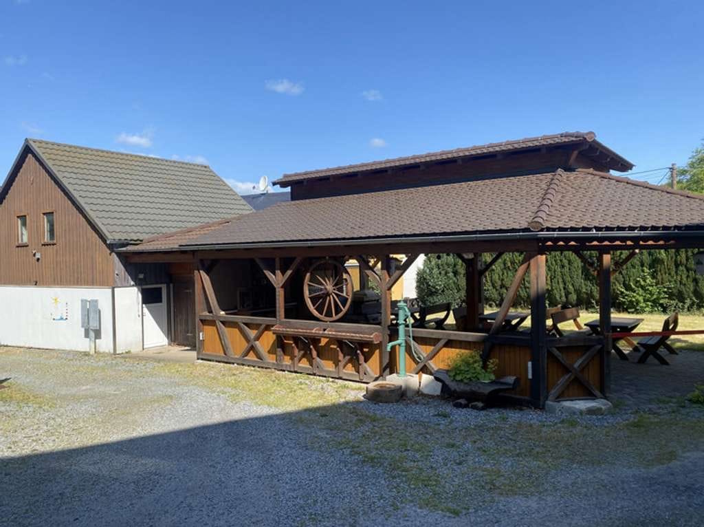 Immobilie in Neukirch/Lausitz - ehemalige, sehr beliebte Gaststätte, auch als Einfamilienhaus oder Mehrgenerationenhaus nutzbar - Bild 1