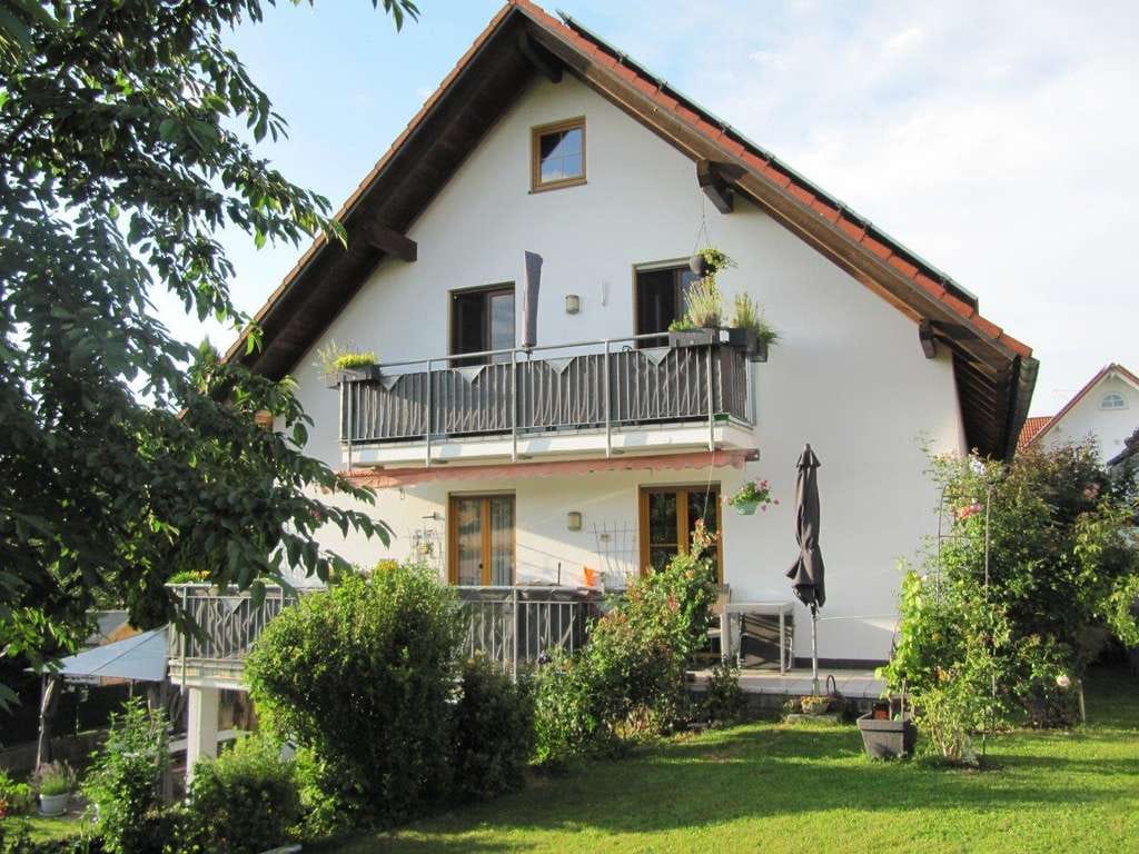 Immobilie in Rudelzhausen - 4-Zimmer-DG-Wohnung in einem topgepflegten Wohnhaus (nur 3 WE) in traumhafter Lage - Bild 0