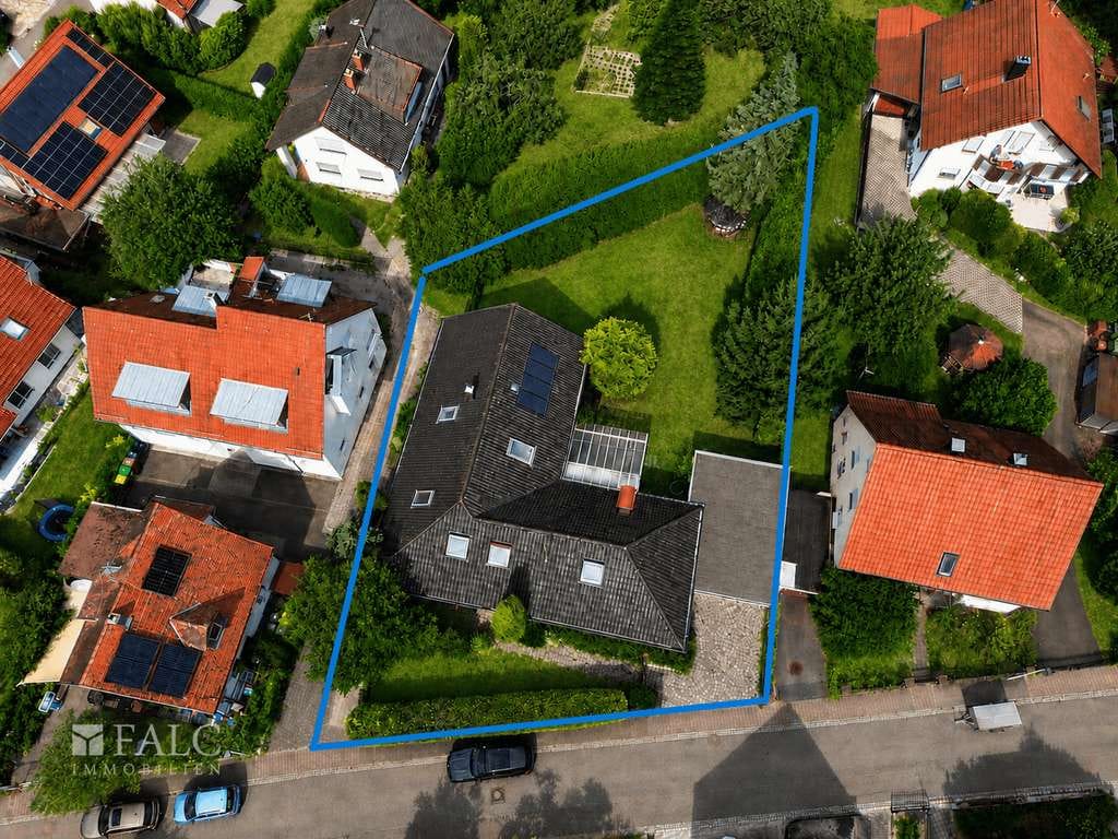Immobilie in Erdmannhausen - Großzügiges Einfamilienhaus mit Einliegerwohnung und traumhaften Gartengründstück - Bild 2