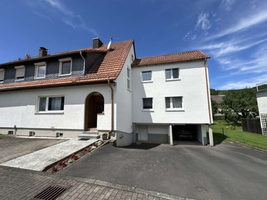 Immobilie in Melsungen - Familienglück in Melsungen-Kirchhof Modernisierte Doppelhaushälfte mit Garten & Garage - Bild 0