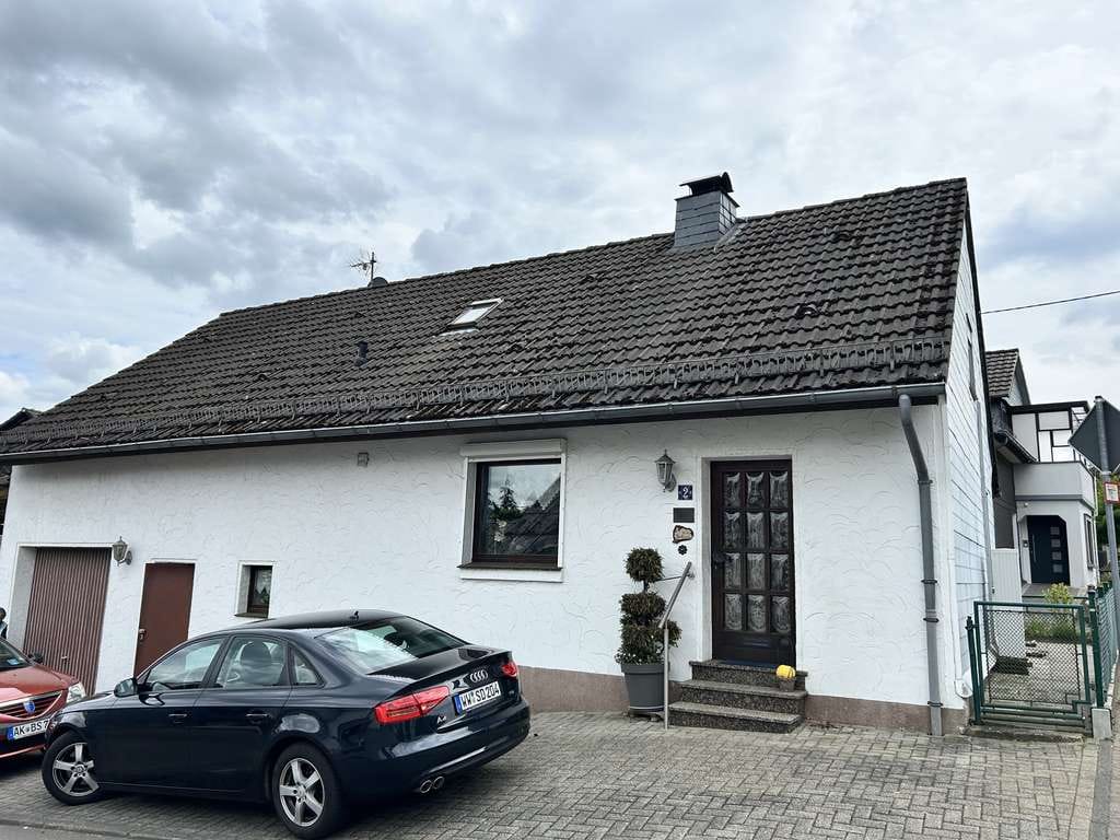 Immobilie in Forst (Eifel) - Forst,
gemütliches Einfamilienhaus mit zwei Garagen, Wohnmobilcarport, PV-Anlage und Kamin - Bild 1