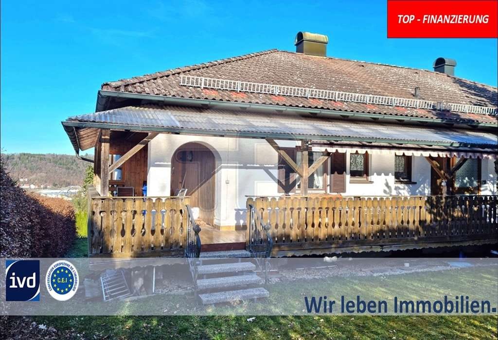 Immobilie in Vilshofen an der Donau - WALMDACH BUNGALOW
 MIT ELW UND HERRLICHER AUSSICHT  
NUTZBAR ALS ZWEIFAMILIENHAUS 
 - Bild 0
