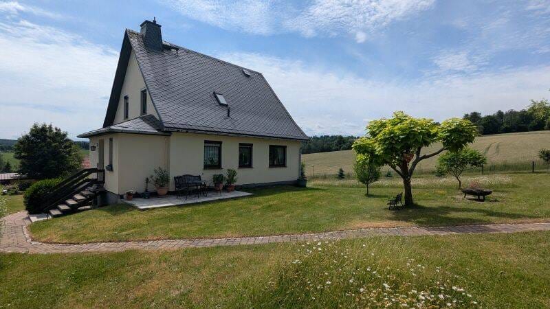 Immobilie in Bad Gottleuba-Berggießhübel - Traumhafte Feldrandlage! Gepflegtes Einfamilienhaus mit großem Grundstück, Garage und massivem Nebengebäude - Bild 0