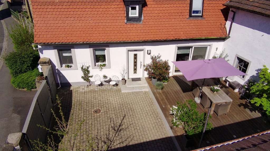 Immobilie in Sulzheim - Wohnen mit Charme: Modernisiertes, historisches Wohnhaus mit sonnigem Innenhof & viel Potenzial - Bild 1