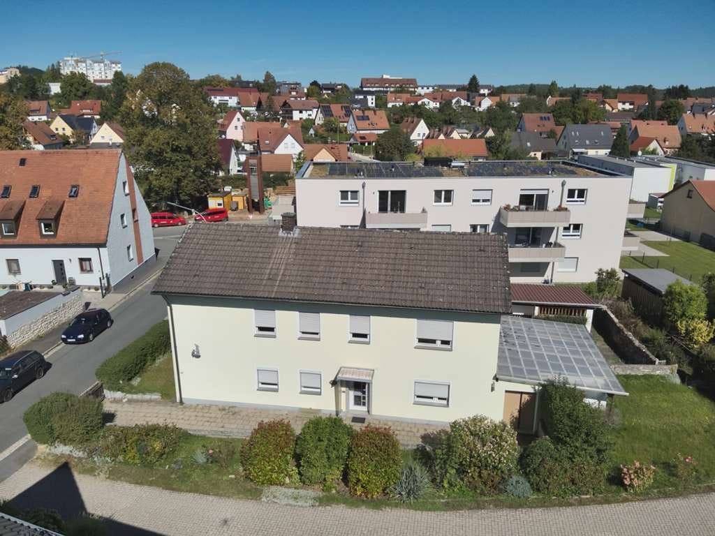 Immobilie in Pegnitz - Ein- bis Zweifamilienhaus mit kleinem Garten + Doppelgarage + Nebengebäuden! - Bild 2