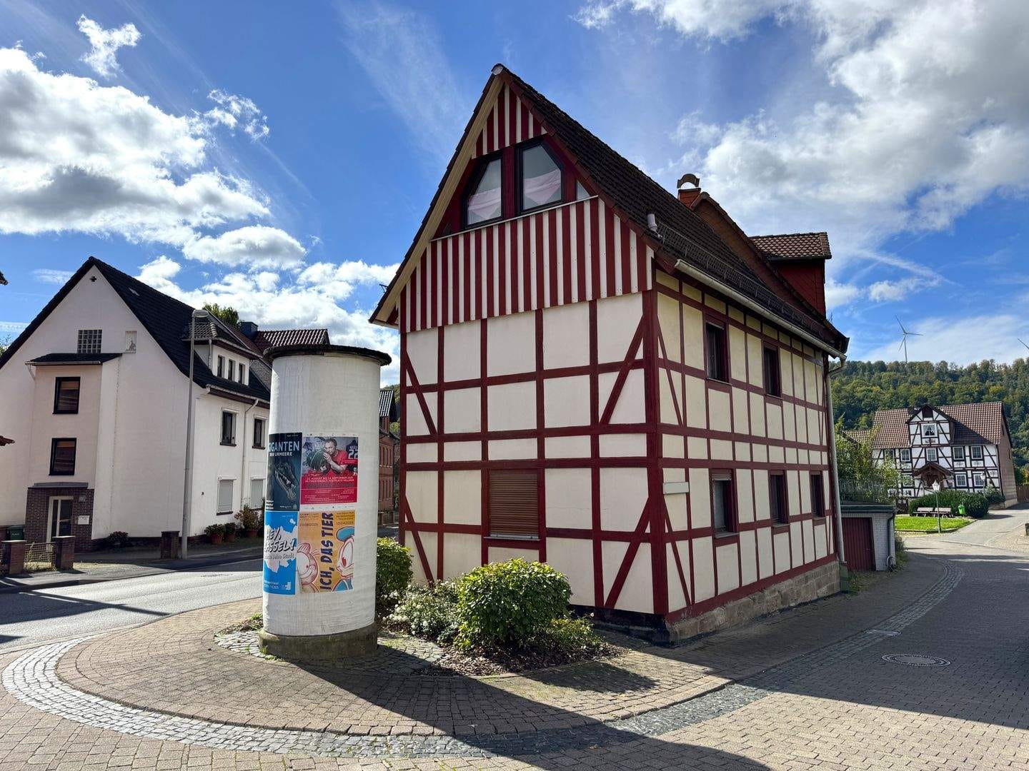 Immobilie in Helsa - Wohnen mit Fachwerkhaus-Charme im schönen Helsa - Bild 3