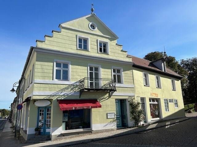 Immobilie in Stavenhagen - Eine lukrative, stadtbildprägende, denkmalgeschützte Kapitalanlage am Markt der Stadt! - Bild 1